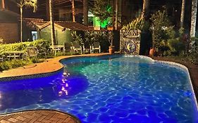 Lua Chalés 14 chalés equipados com churrasqueira individua , piscina e hidro incluindo café da manhã servido no quarto , roupa de cama, toalhas de banho e de praia a apenas 600 metros da praia de Maresias